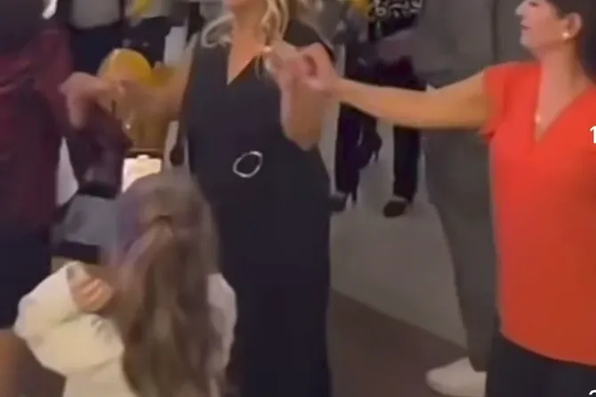 Snimak sa srpske svadbe je najveći šok ikad! Prizor iza žene u crnoj haljini skamenio je naciju