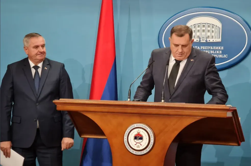 Počela sjednica NSRS: Ostavka Viškovića i "spašavanje" Dodika