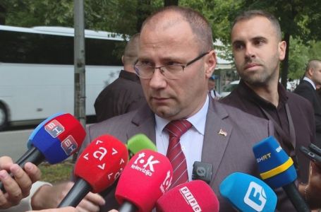 GENERALNI SEKRETAR NSRS: "Dojava o eksplozivnoj napravi stigla sa mobitela koji počinje sa..."