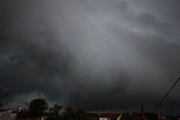 Sprema se nevrijeme: Crni, gusti oblak se nadvio na bh. gradom