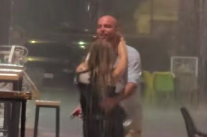 Širi se snimak para u Sarajevu, zaplesali na kiši: Evo kakve komentare im pišu