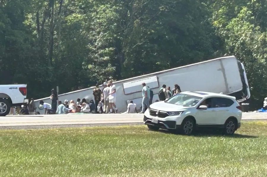 Teška saobraćajna nesreća u SAD-u: Prevrnuo se autobus, ima i poginulih