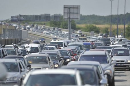 STANJE NA CESTAMA: Duge kolone i mokri kolovozi – savjeti za vozače