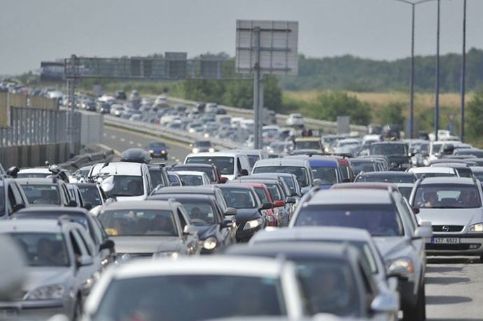 STANJE NA CESTAMA: Duge kolone i mokri kolovozi – savjeti za vozače