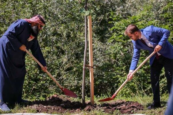 Ambasador Katara zasadio lipu u Aleji ambasadora u Sarajevu