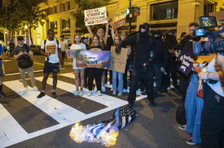 Trump šalje jasnu poruku: Ko zapali američku zastavu, ide u zatvor!