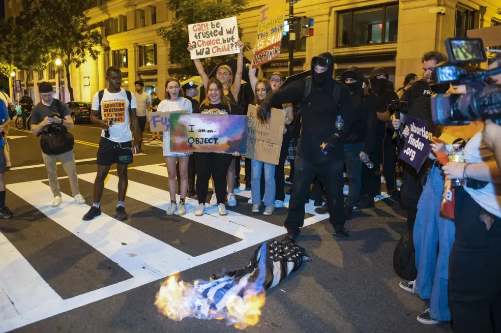 Trump šalje jasnu poruku: Ko zapali američku zastavu, ide u zatvor!