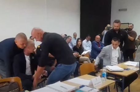 Haos u Skupštini Doboja: Obezbjeđenje iznijelo odbornike opozicije