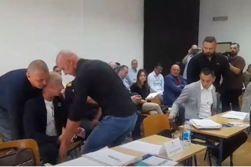 Haos u Skupštini Doboja: Obezbjeđenje iznijelo odbornike opozicije