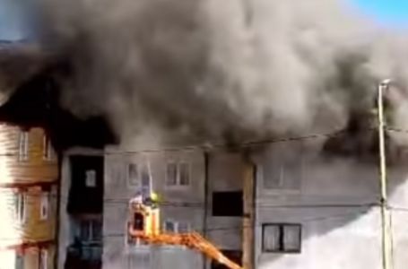 KULJA CRNI DIM: U Vlasenici izbio požar na zgradi, vatrogasci se bore sa plamenom