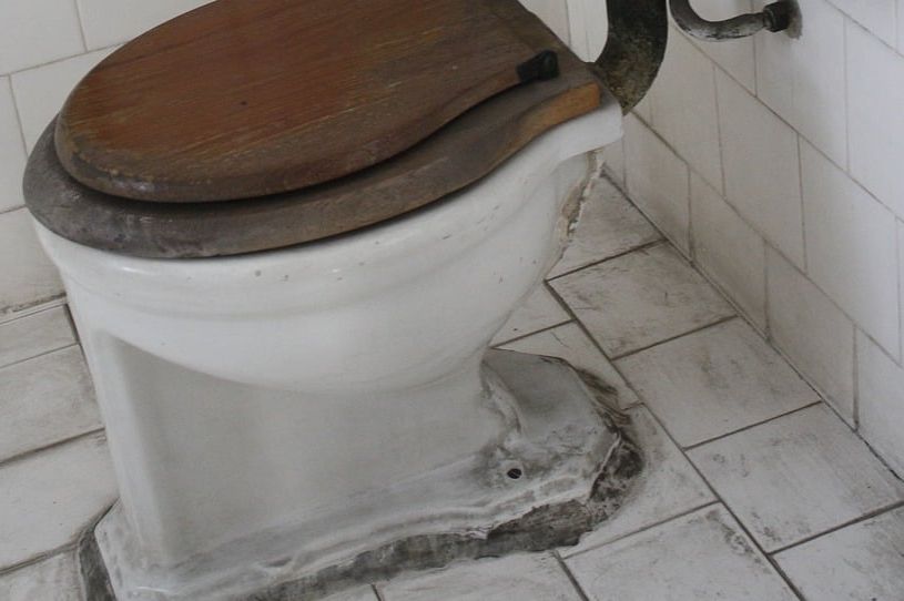 Uklonite ružni crni prsten oko WC šolje bez ribanja: Najlakši način da vaše kupatilo opet zablista