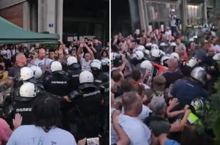 Haos u Novom Sadu: Građani golim rukama potisnuli policiju ispred fakulteta, dekan se zaključao