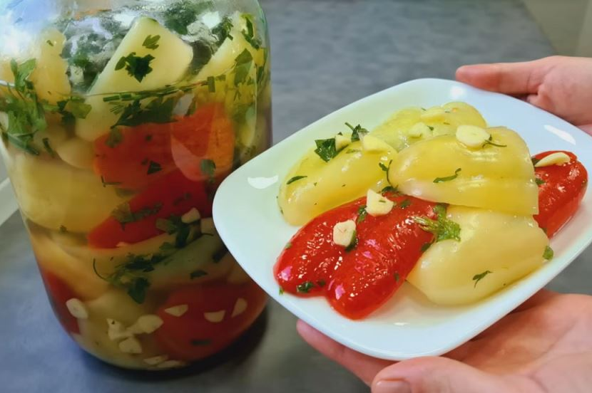 Kisele paprike sa bijelim lukom po receptu starom 50 godina: Ne kuhaju se, a gotove su očas posla