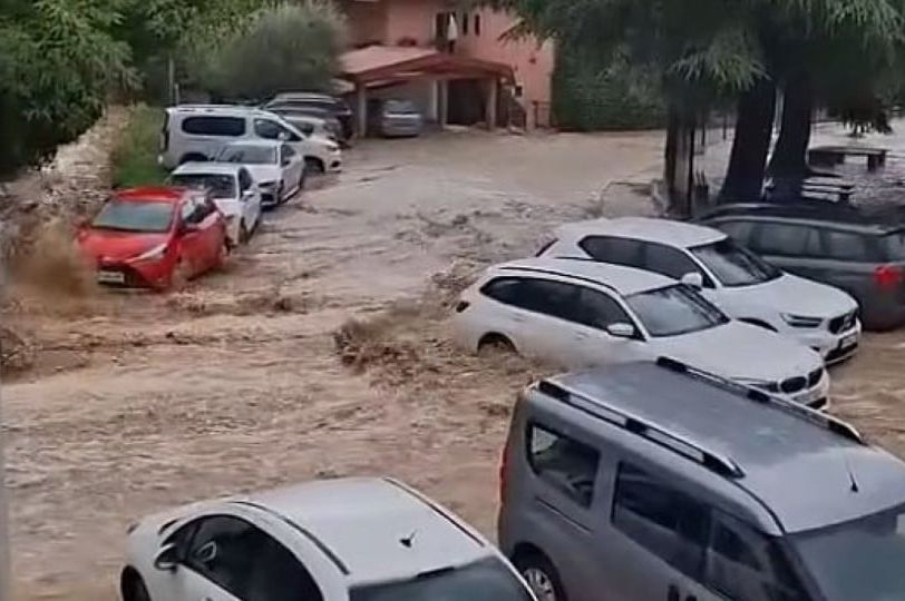 Slovenija pod vodom: Bujice nosile sve pred sobom, građani upozoreni da ne izlaze