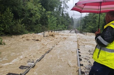 Stižu strašni snimci nevremena koje je pogodilo region: Putevi zatvoreni, željeznica potopljena!