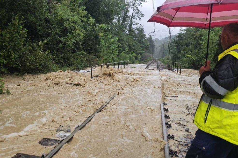 Stižu strašni snimci nevremena koje je pogodilo region: Putevi zatvoreni, željeznica potopljena!