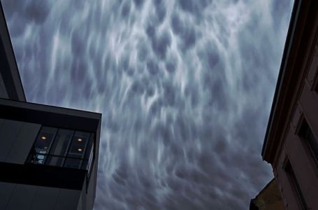 Iznad grada u BiH se pojavili MAMUTSKI OBLACI: Evo zašto oni nastaju