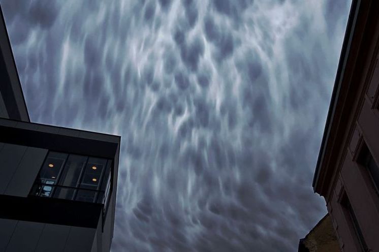 Iznad grada u BiH se pojavili MAMUTSKI OBLACI: Evo zašto oni nastaju