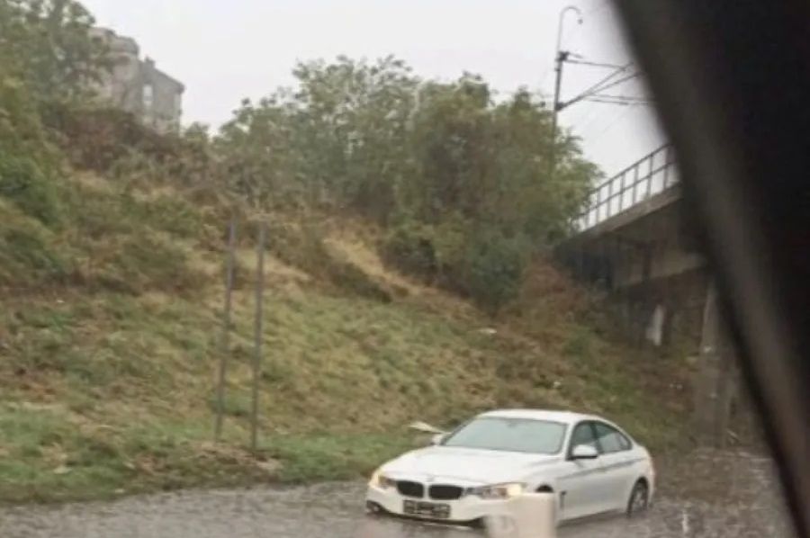 BMW ostao zarobljen u vodi visokoj gotovo pola metra