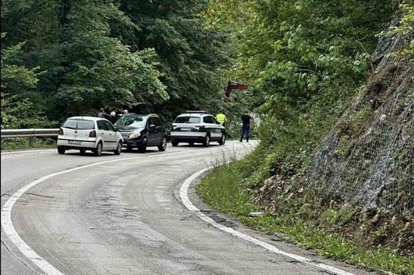 U teškoj saobraćajnoj nesreći kod Kladnja poginula jedna osoba