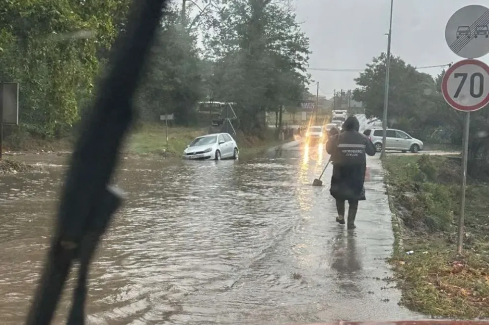 Kiša napravila ogromne probleme po Hercegovini: Mostar 'pod vodom', oštećena dvorana u Čitluku