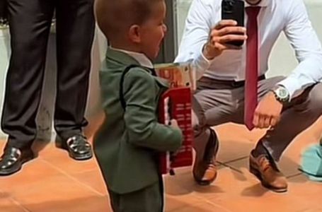 Dječak s harmonikom napravio pravi šou: Zapjevao poznati hit, a publika ga je pošteno nagradila