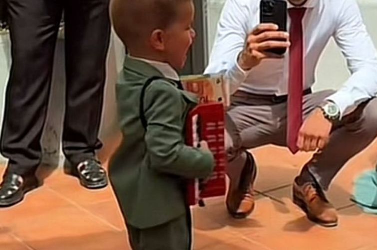 Dječak s harmonikom napravio pravi šou: Zapjevao poznati hit, a publika ga je pošteno nagradila