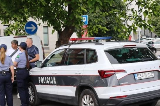 Užas u Tuzli: U blizini osnovne škole izboden maloljetnik