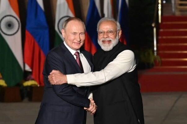 Putin i Modi pokazali bliskost zagrljajem i vožnjom automobilom u Kini