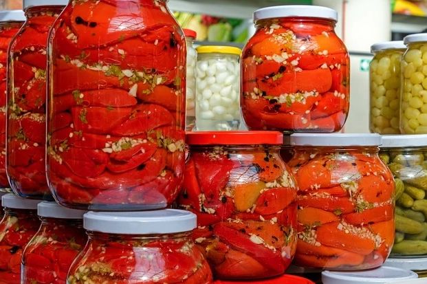 Kako se pravilno STERILIŠU tegle i flaše za ZIMNICU: Uradite ovo i nikad se više neće kvariti