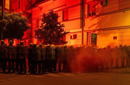 MUP Srbije saopštio da su policajci napadnuti u Novom Sadu, novinari i svjedoci tvrde suprotno