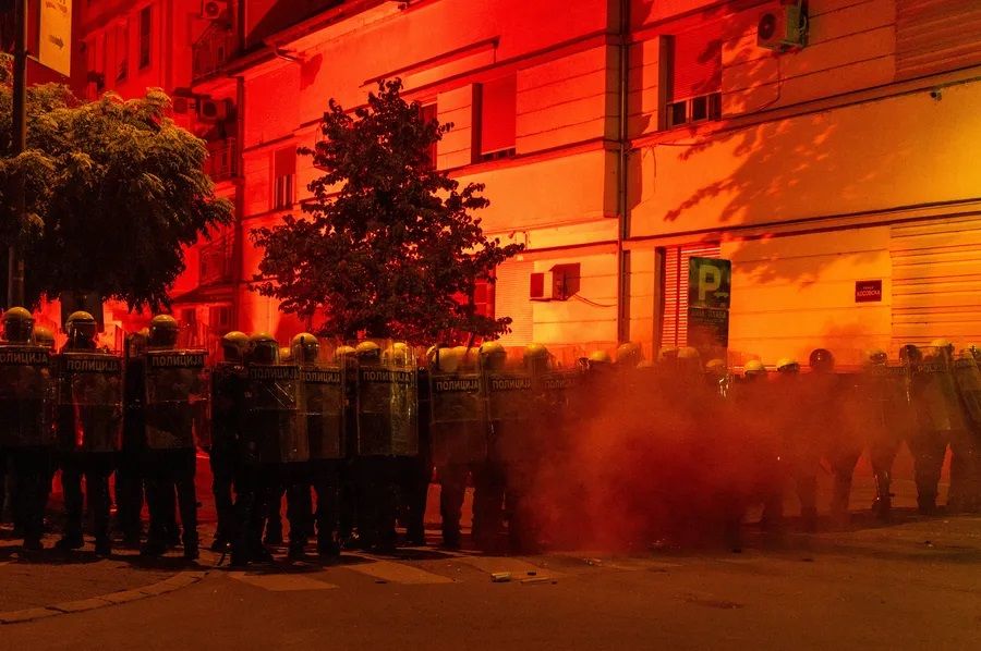 MUP Srbije saopštio da su policajci napadnuti u Novom Sadu, novinari i svjedoci tvrde suprotno