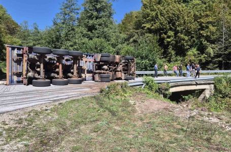 Prevrnuo se kamion na putu Foča-Gacko, vozač izgubio život