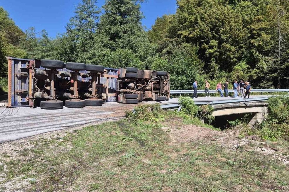 Prevrnuo se kamion na putu Foča-Gacko, vozač izgubio život
