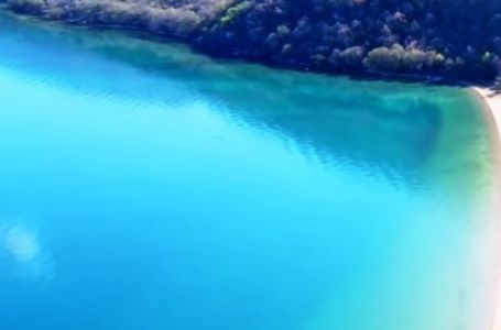 Kafa ispod 2 KM, komplet ležaljke i suncobran oko 12 KM: Ovo je idealno mjesto za jeftin odmor