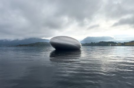 Crno „jaje“ pluta Norveškom: Izgleda kao da su ga vanzemaljci izbacili, a evo šta je unutra