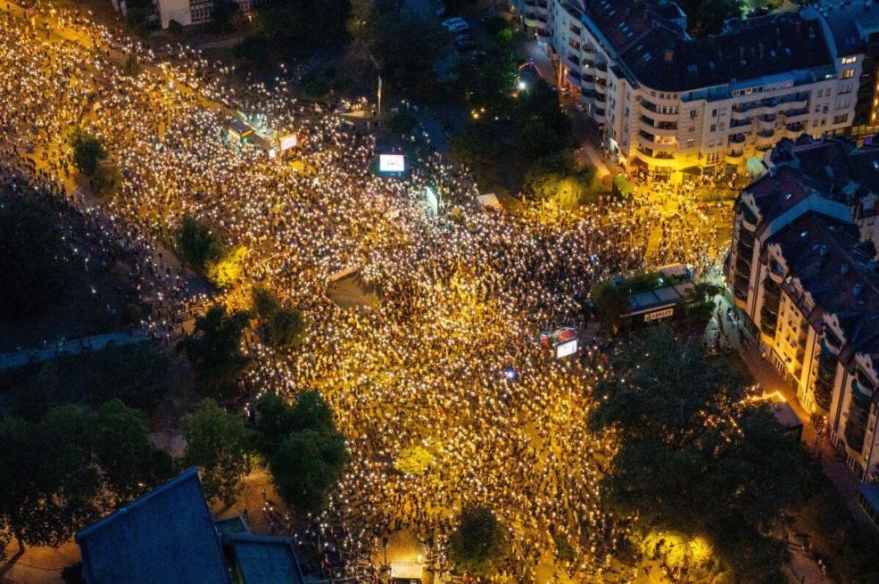 Pogledajte snimak protesta u Novom Sadu iz vazduha: Bačeni topovski udari, ori se "Vučiću, odlazi"