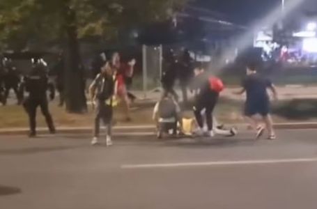 Objavljen snimak brutalnog nasilja iz Novog Sada: Policija udara starijeg čovjeka sa štakom
