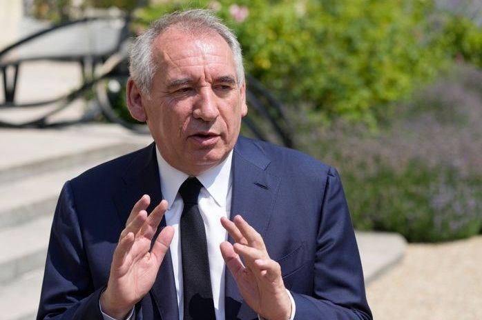 Pada li danas francuska vlada?