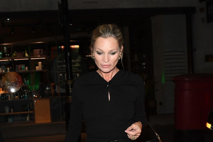 Haljina koju svaka žena 50+ treba da ima u ormaru ove jeseni: Prikriva nedostatke, uklapa se uz sve