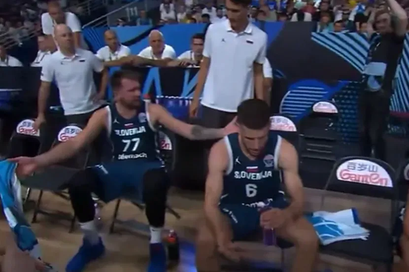 "Smirite se j***** svi! Igramo protiv njih, a ne...": Dončićev time-out postao hit na Eurobasketu