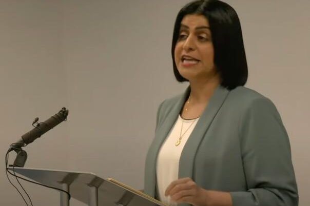 Britanija razmatra smanjenje viza zemljama koje odbijaju povratak migranata!