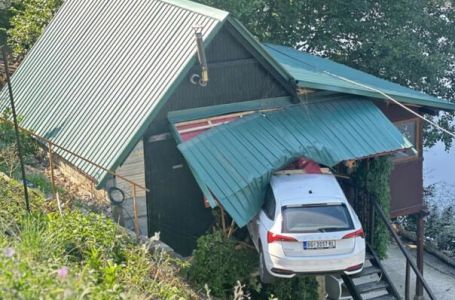 Vozač škode sleteo u vikendicu na obali Zapadne Morave — autom 'visio' na tremu