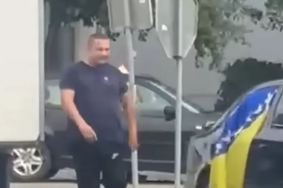 Oglasio se vozač kamiona koji je nasrnuo na navijače BiH: Nije bio problem u zastavi BiH…