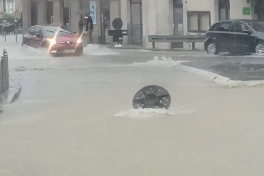 Totalni potop u regionu: Ceste pod vodom, izbijeni šahtovi - izdana upozorenja!