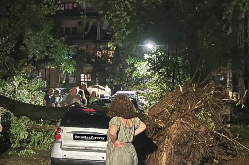 SNAŽNO NEVRIJEME POHARALO MOSTAR: Oluja nosila sve pred sobom, pogledajte zastrašujuće slike