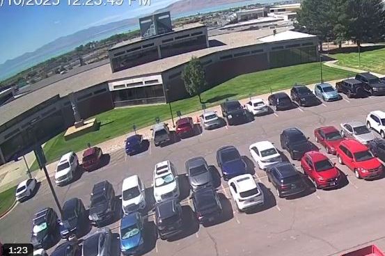 Objavljen videosnimak osumnjičenog za ubistvo Kirka: Bježi preko krova škole i trči u šumu