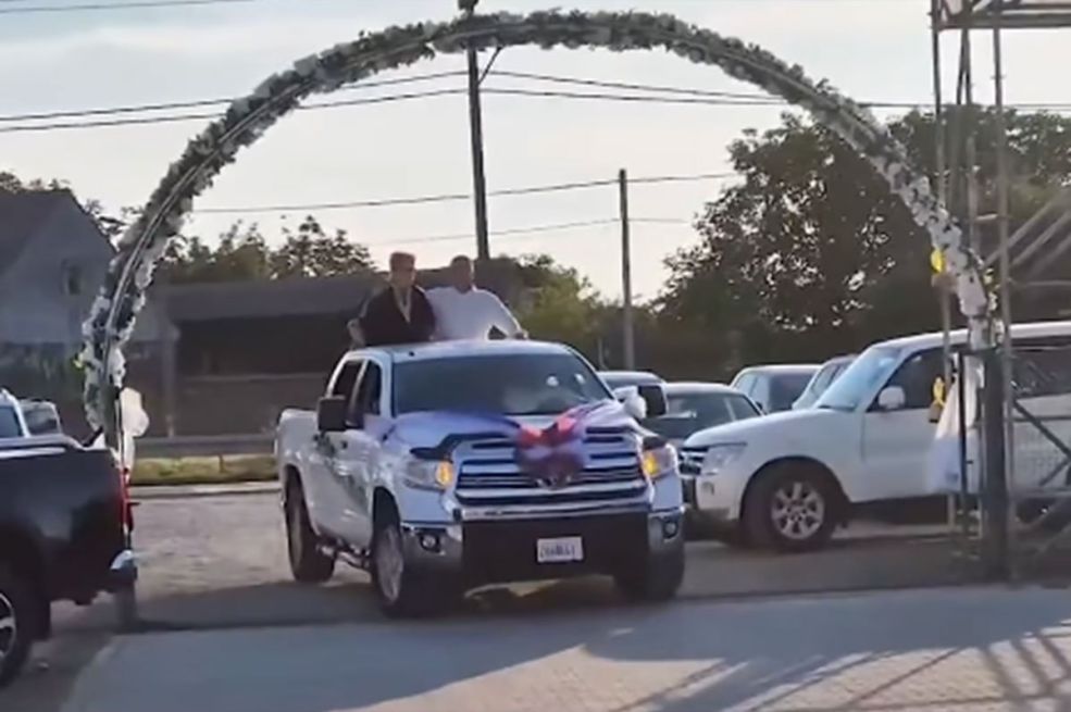 Ćanu na veselje dovezli u prikolici automobila, "problem" nastao na ulazu u šator (VIDEO)