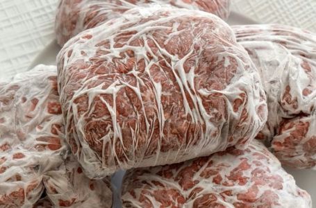 Opasna pogreška kod odmrzavanja mesa koju mnogi ponavljaju