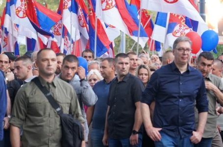 Dok Vučić šeta po Voždovcu: Policija potiskivala i hapsila građane